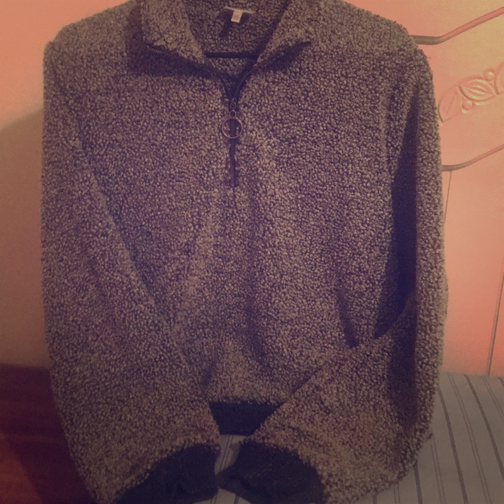Long sleeve half zip pull over.